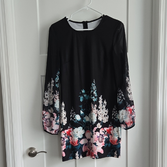 Chic Black Dress with Floral Accents - Picture 5 of 7